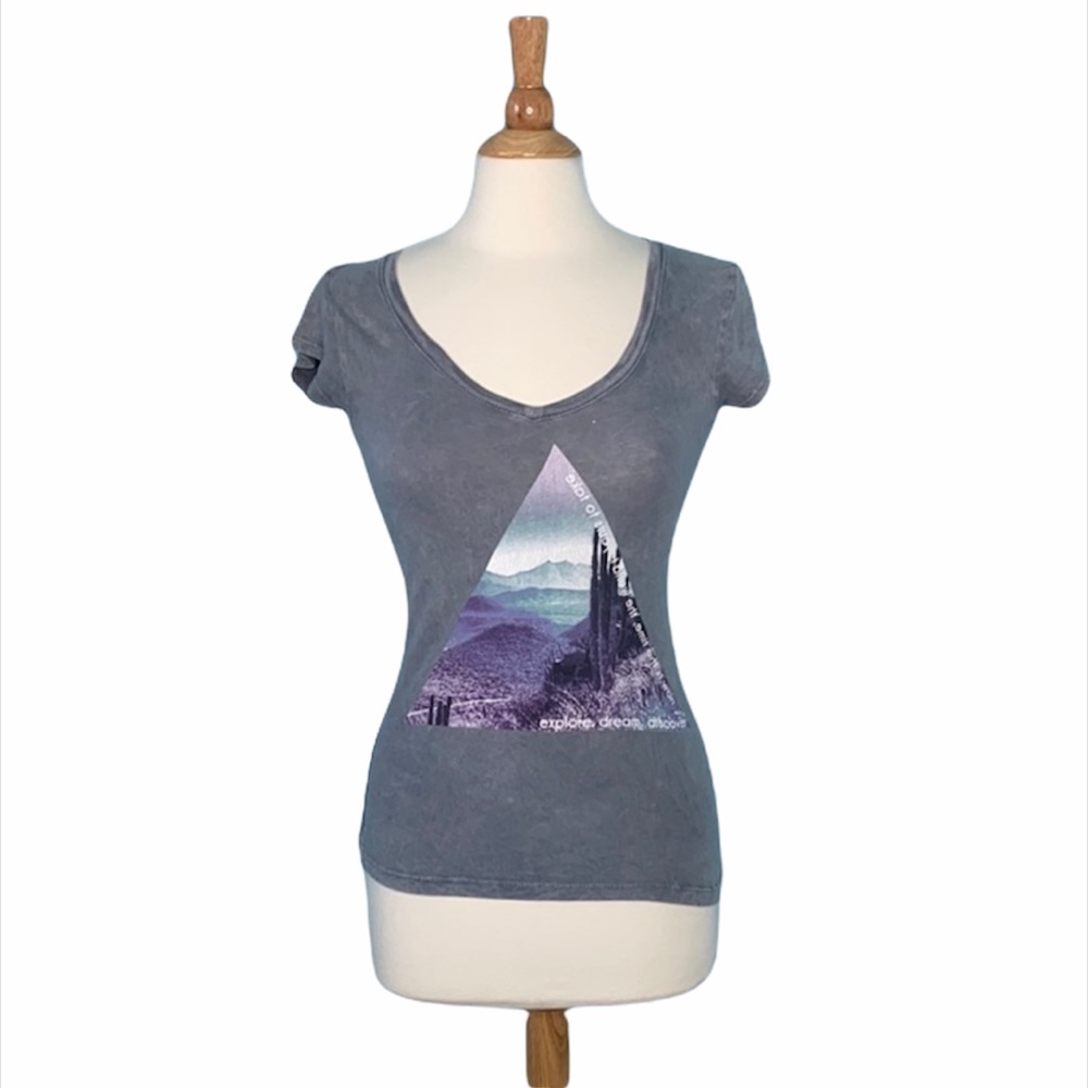 Triangle V-Neck Grey Graphic T-Shirt F7
